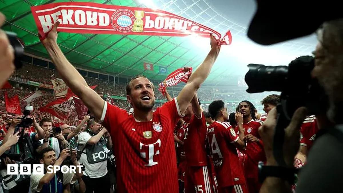 Jugador de Bayern Múnich celebrando con bufanda en estadio