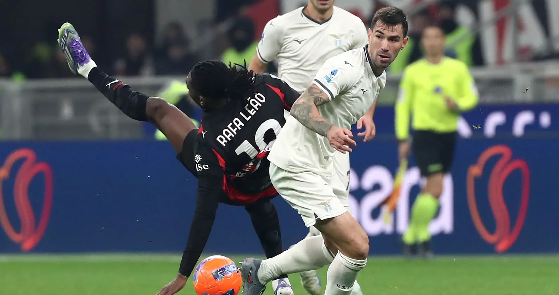 Rafa Leão derribando a un jugador de Lazio