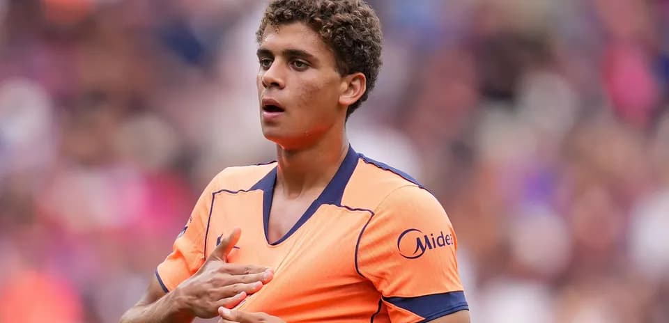 Jugador de fútbol en uniforme naranja durante el partido