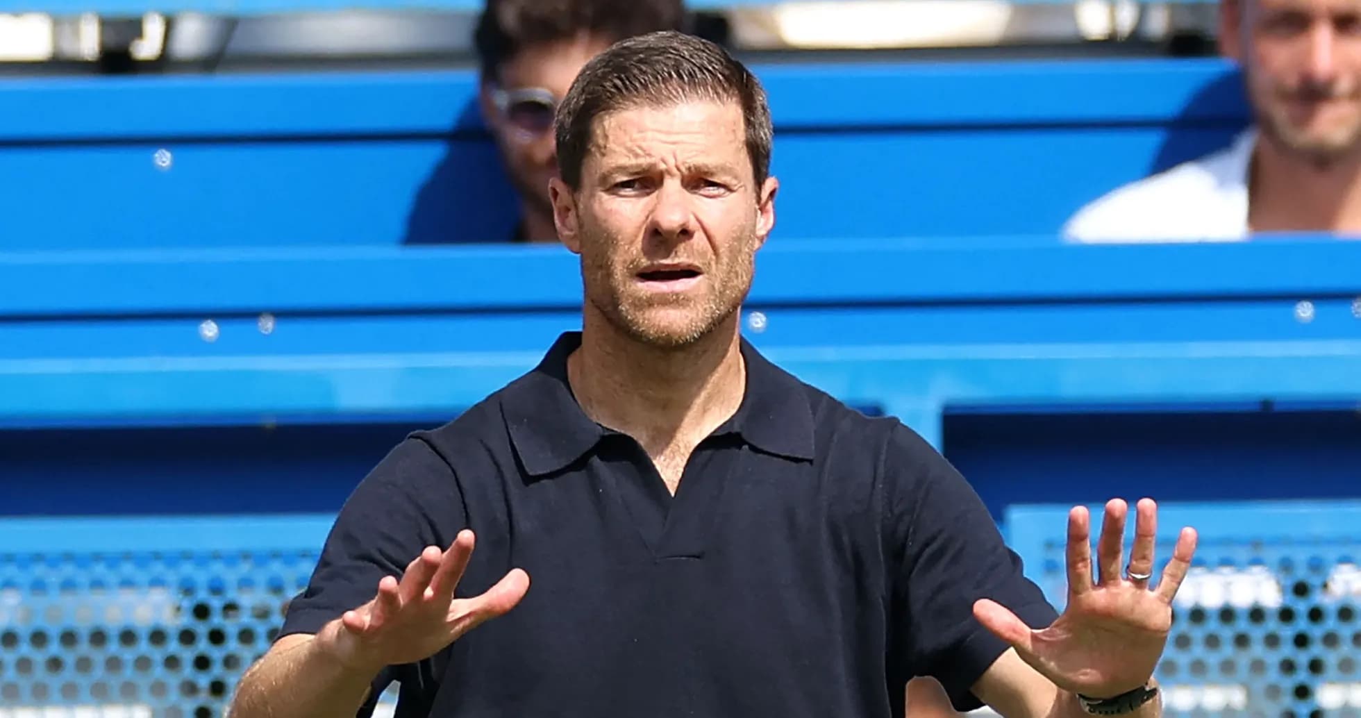 Entrenador dirigiendo instrucciones durante el partido