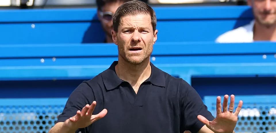 Entrenador dirigiendo instrucciones durante el partido