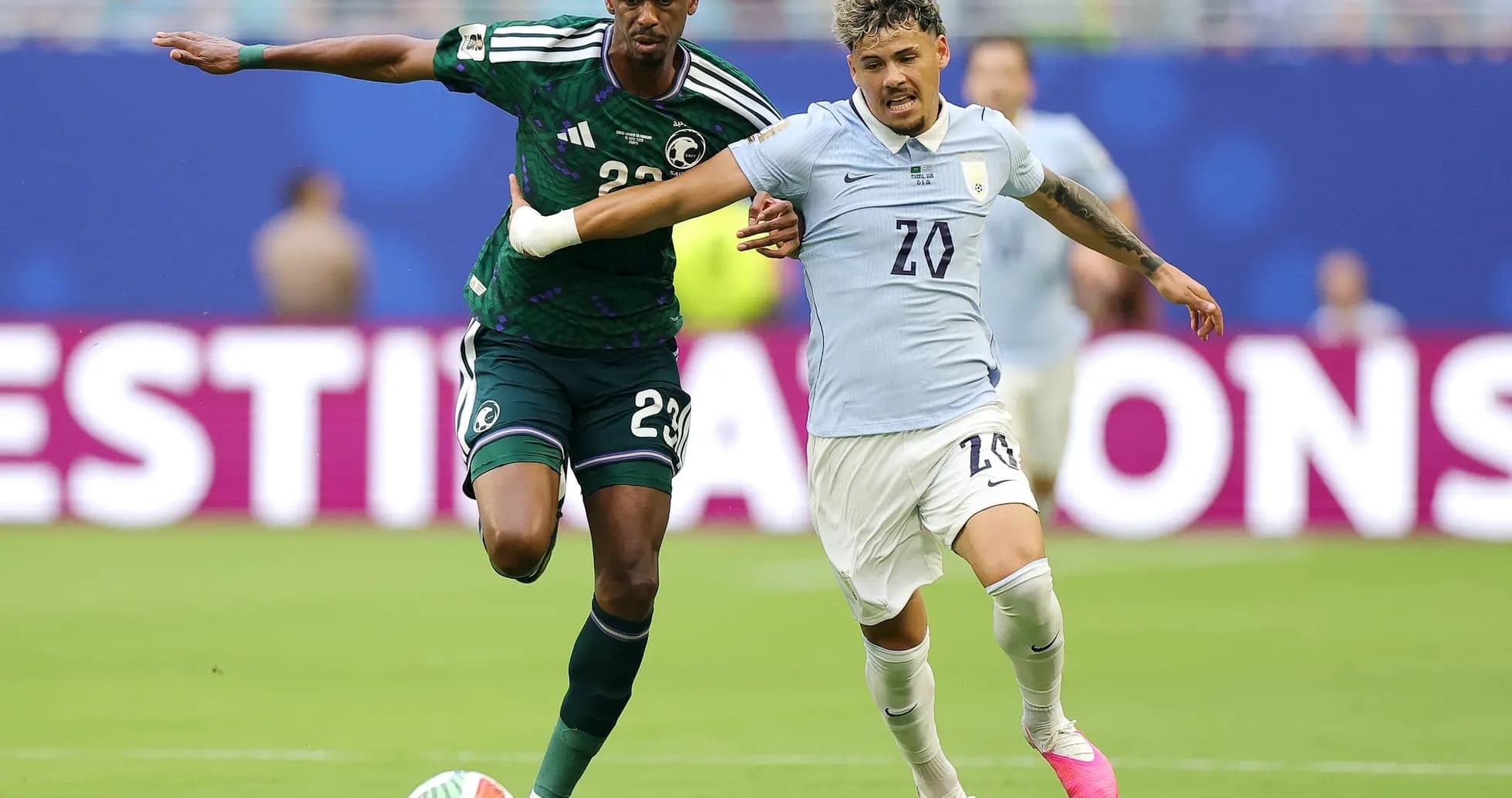 Jugador de Arabia Saudita y Uruguay en acción