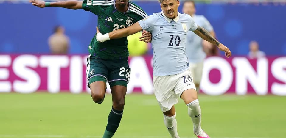Jugador de Arabia Saudita y Uruguay en acción