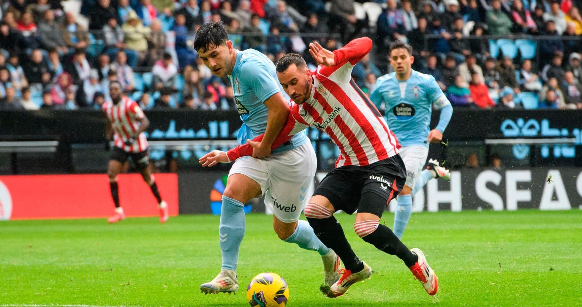 Jugador de Athletic Club en acción contra Celta Vigo