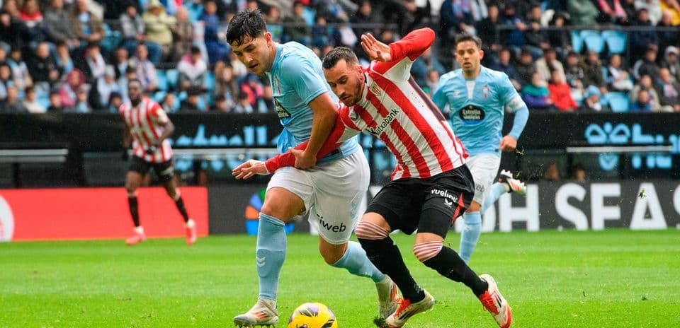 Jugador de Athletic Club en acción contra Celta Vigo