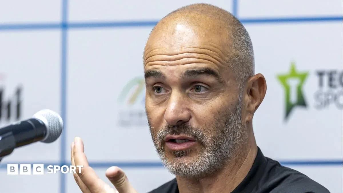 Entrenador hablando en conferencia de prensa