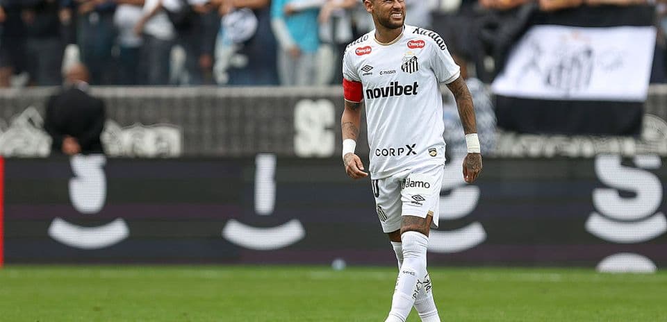 Neymar jugando para el Santos en el estadio