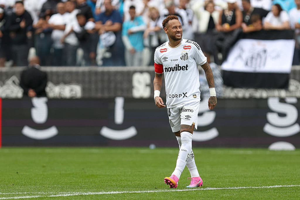 Neymar jugando para el Santos en el estadio