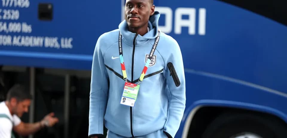 Jugador llegando al autobús antes del partido