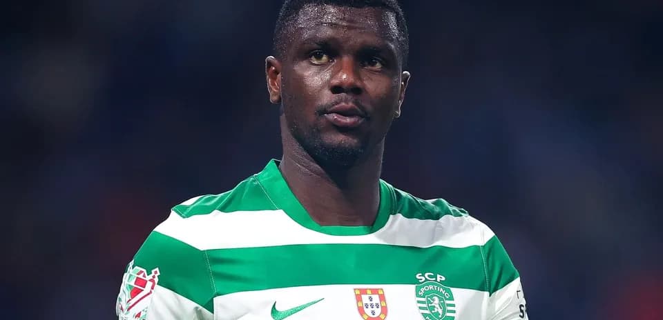 Jugador de Sporting de Lisboa con camiseta a rayas verdes