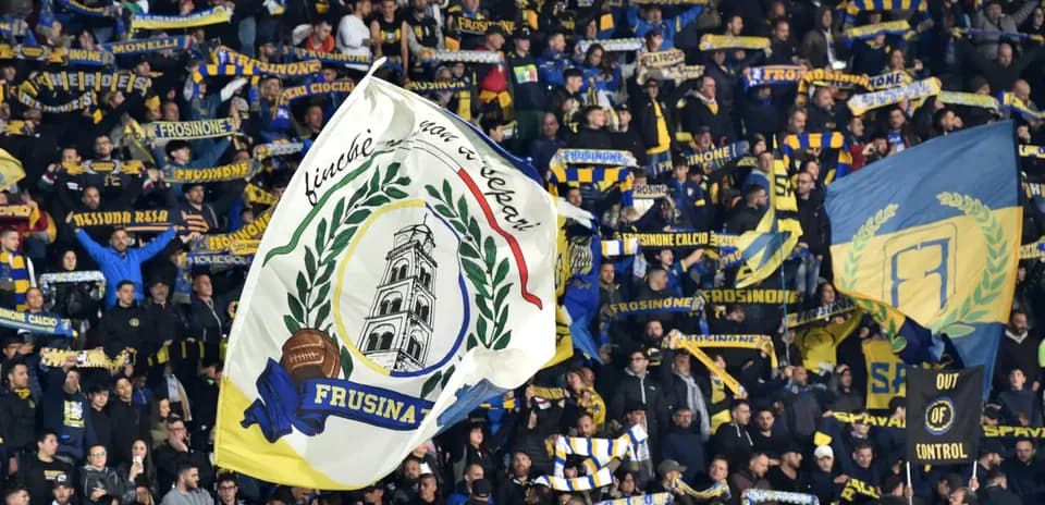 Aficionados de Frosinone con banderas y bufandas