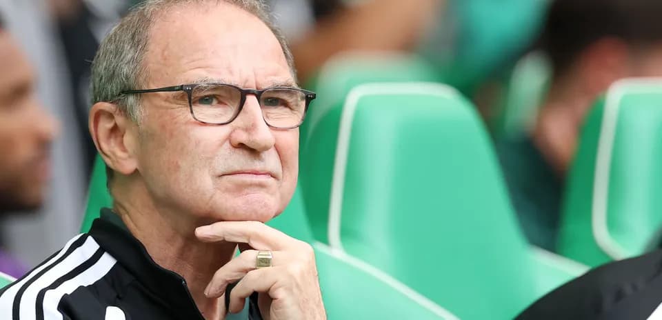 Entrenador observando el partido desde el banquillo