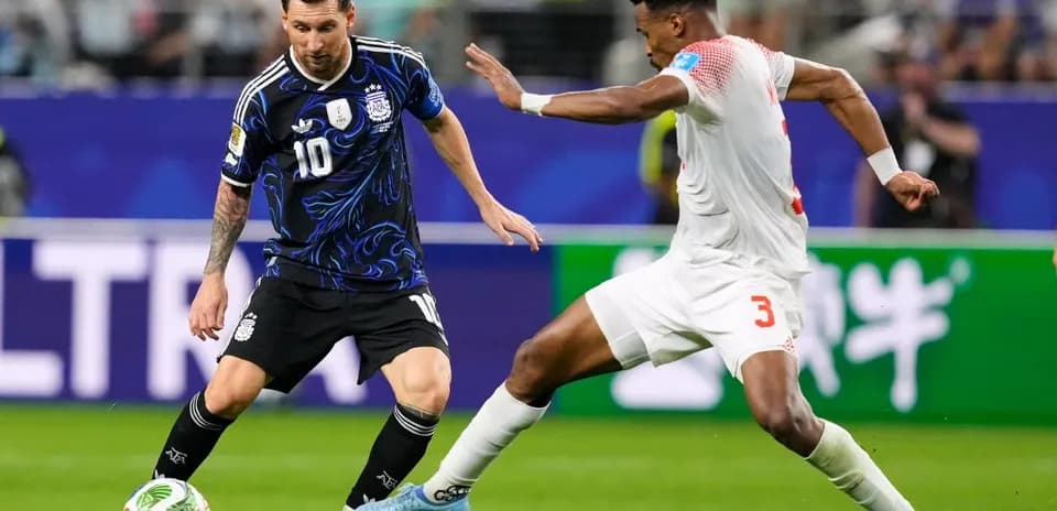 Lionel Messi driblando a un defensor en el partido