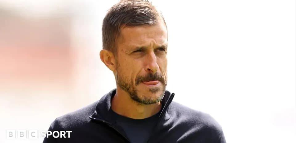 Entrenador en el campo durante una sesión
