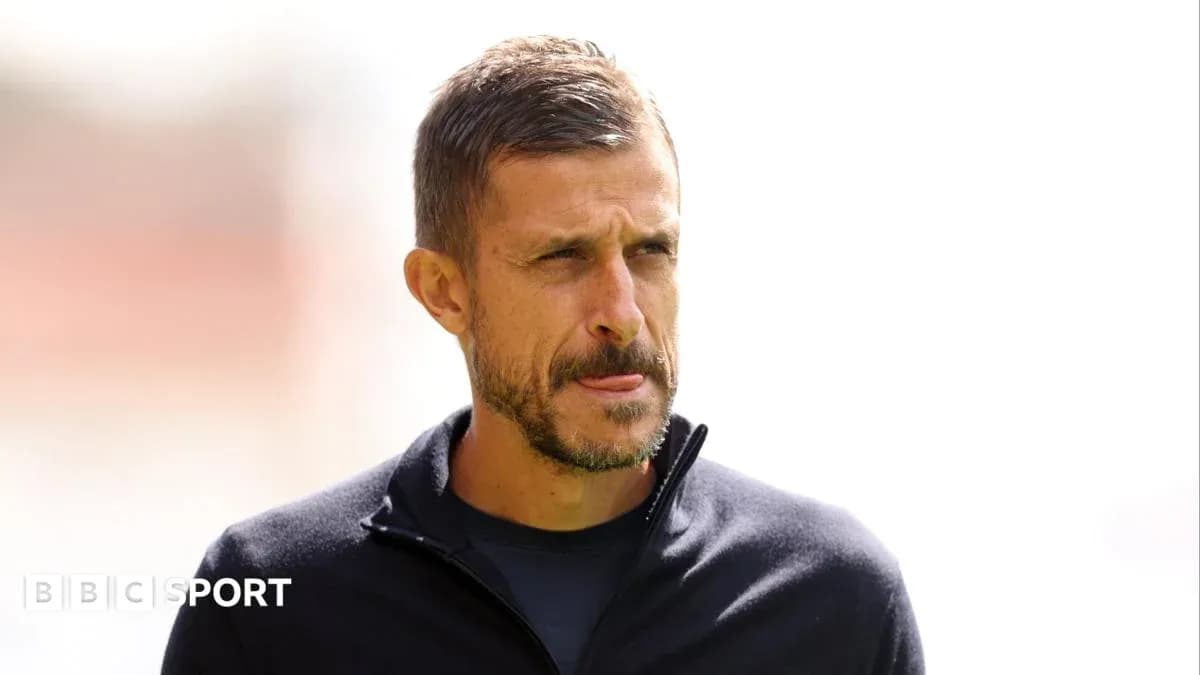 Entrenador en el campo durante una sesión
