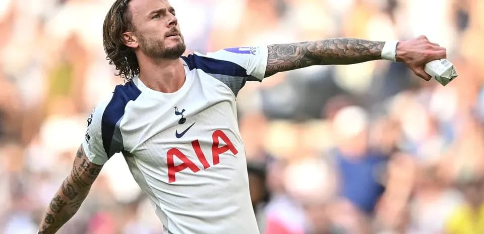 Jugador de Tottenham celebrando con los brazos extendidos