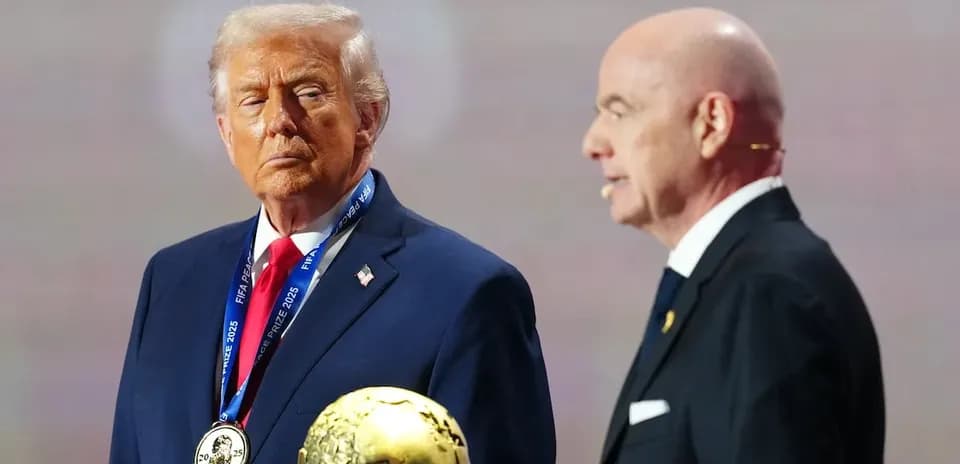 Donald Trump con premio FIFA en evento