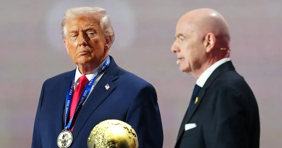 Donald Trump con premio FIFA en evento
