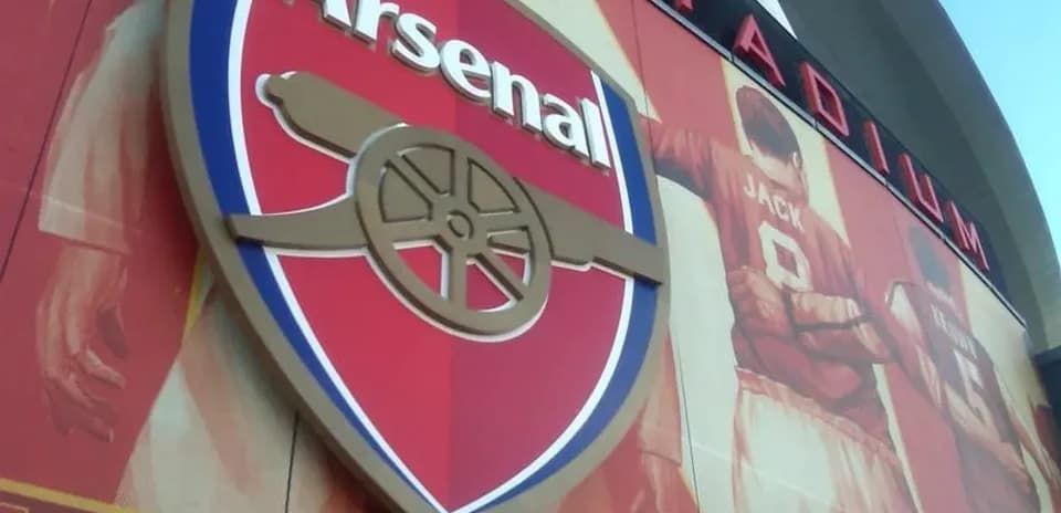 Logo de Arsenal en la fachada del estadio