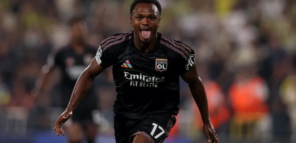Jugador de Lyon celebra un gol en el partido