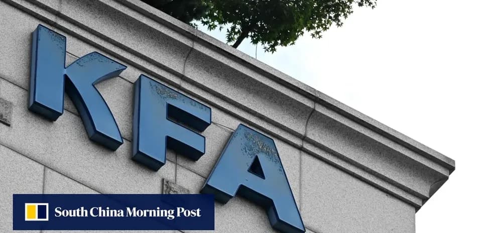 Letrero de KFA en edificio con fondo claro