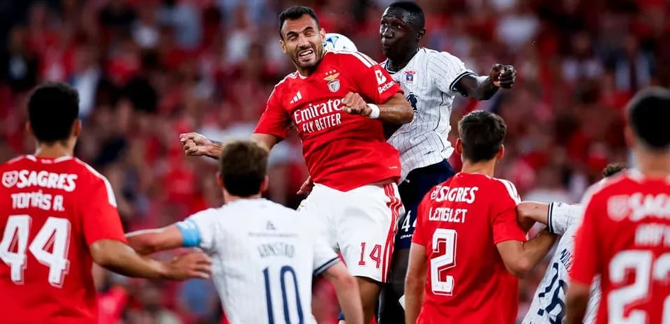 Jugador de Benfica en acción durante el partido