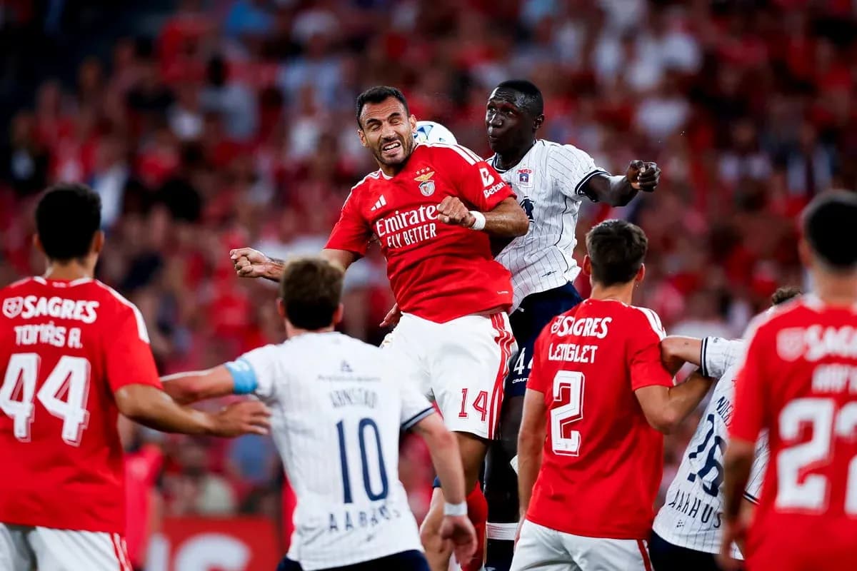 Jugador de Benfica en acción durante el partido