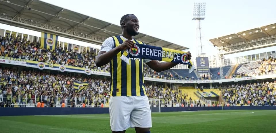 Jugador mostrando una bufanda de Fenerbahçe