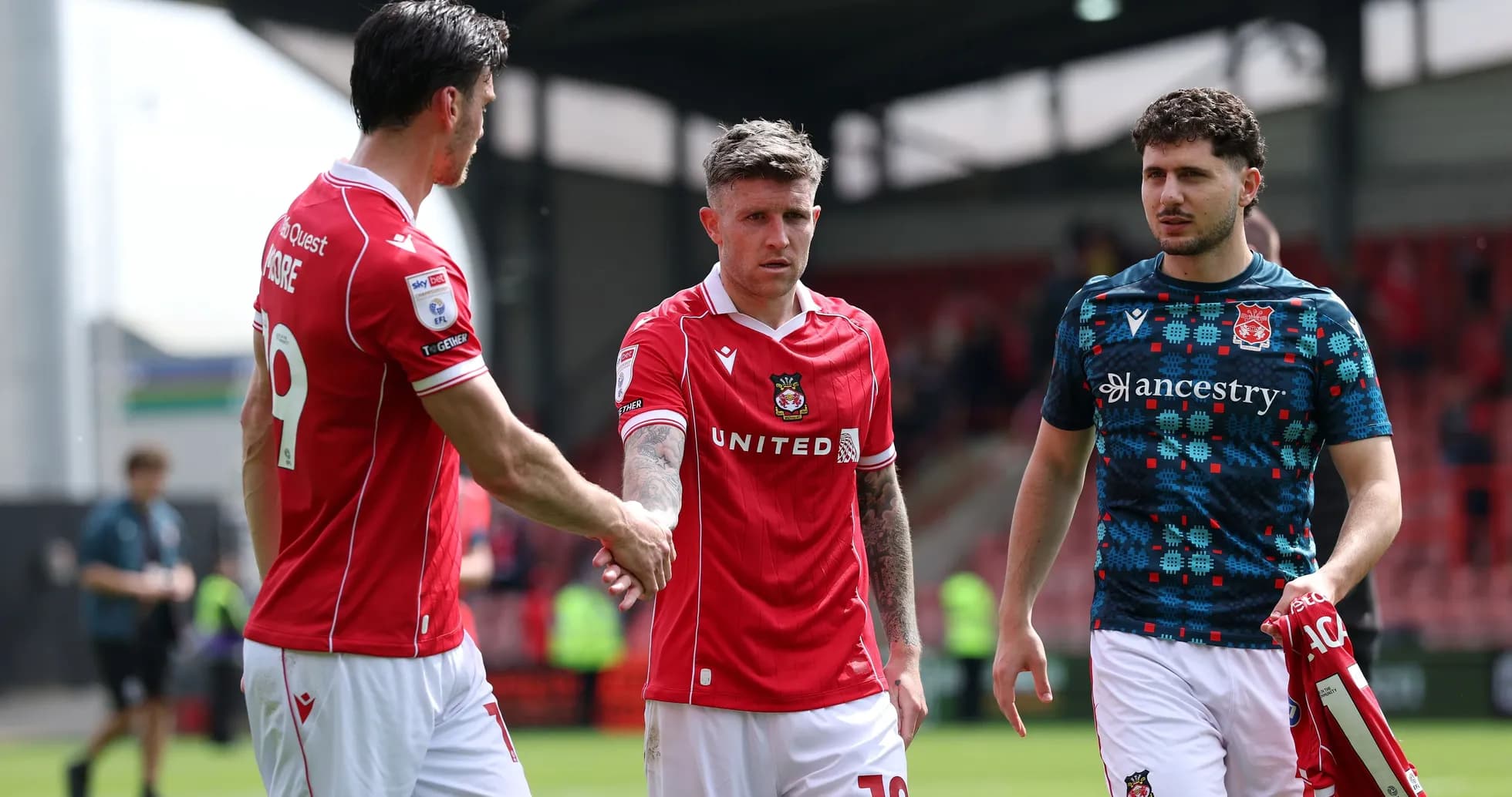Jugadores de Wrexham tras el partido saludándose