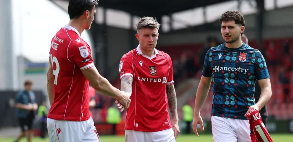 Jugadores de Wrexham tras el partido saludándose