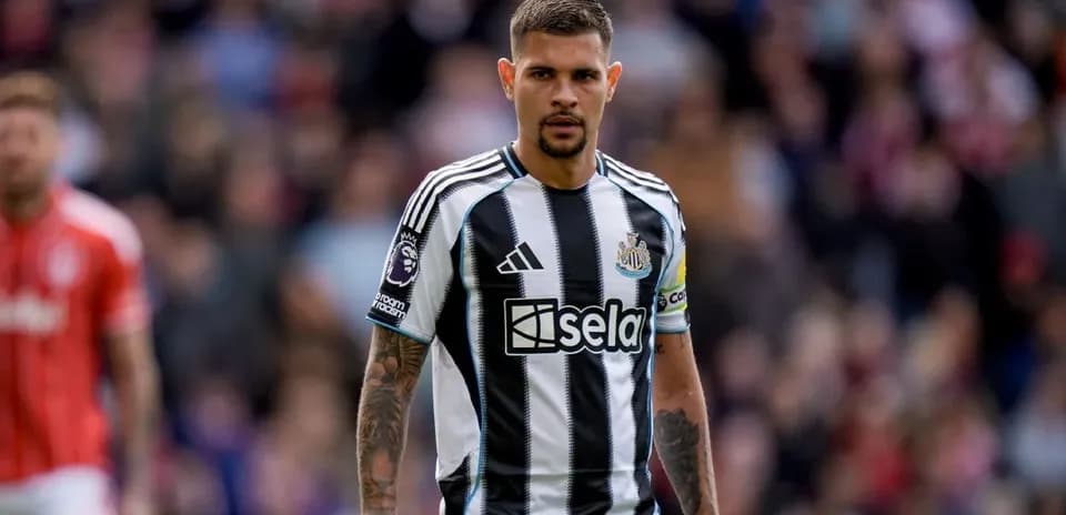 Jugador de Newcastle en acción durante un partido