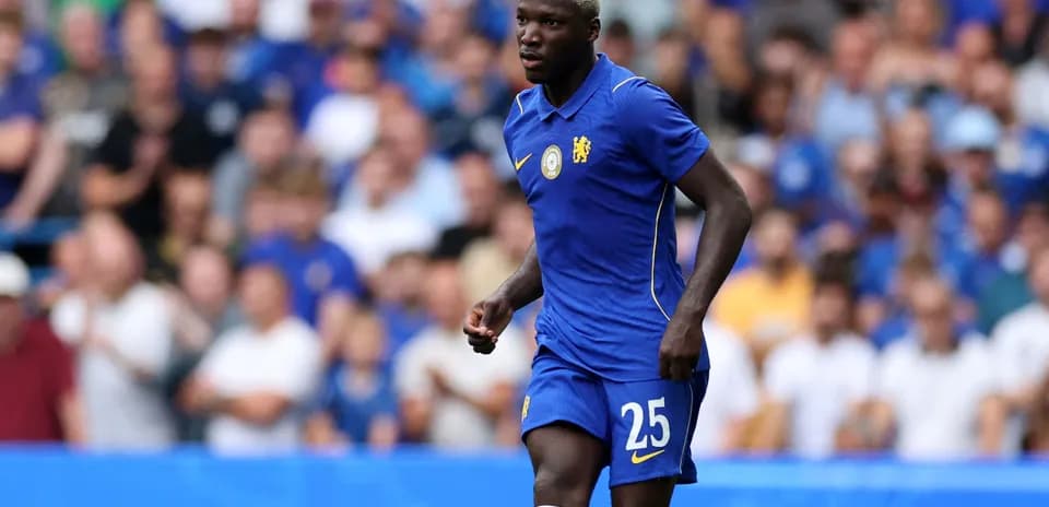 Jugador de Chelsea corriendo en el campo durante un partido