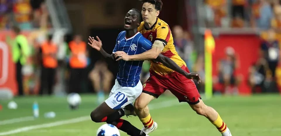 Jugador de Rangers siendo tackleado por jugador de Jagiellonia