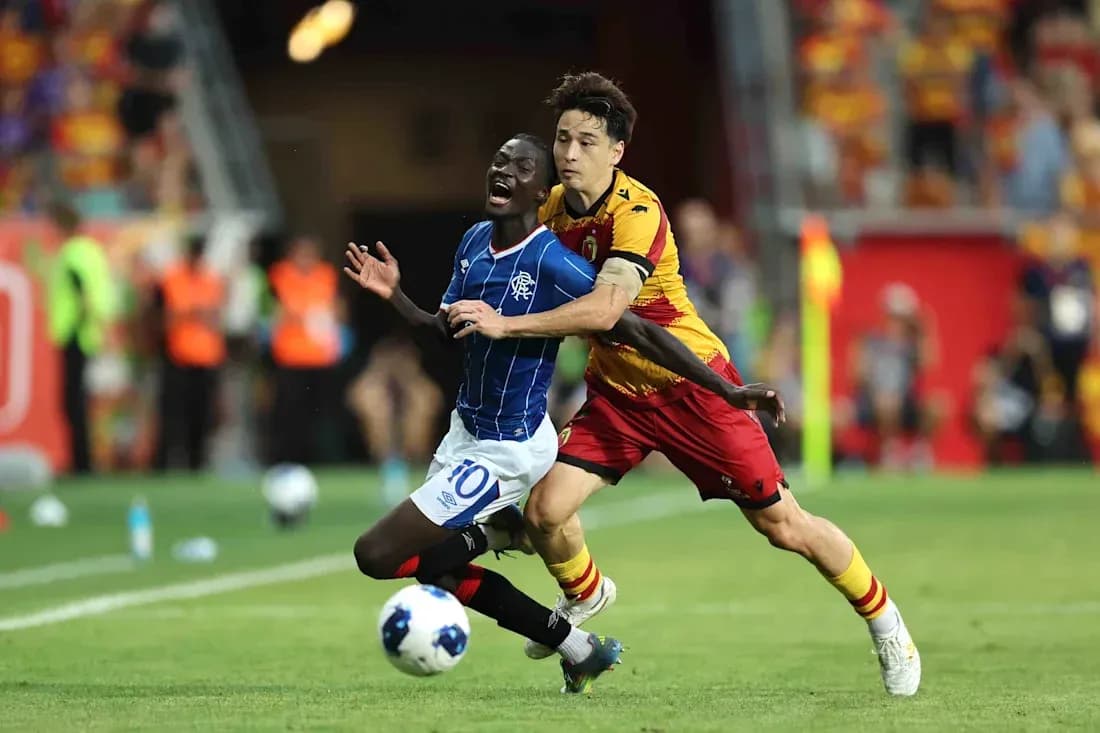 Jugador de Rangers siendo tackleado por jugador de Jagiellonia