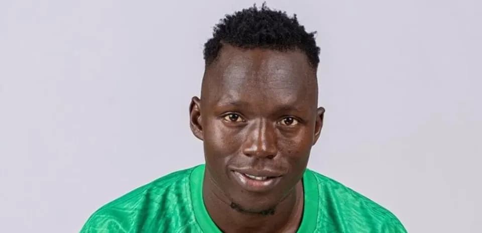 Jugador de fútbol con camiseta verde sonriendo
