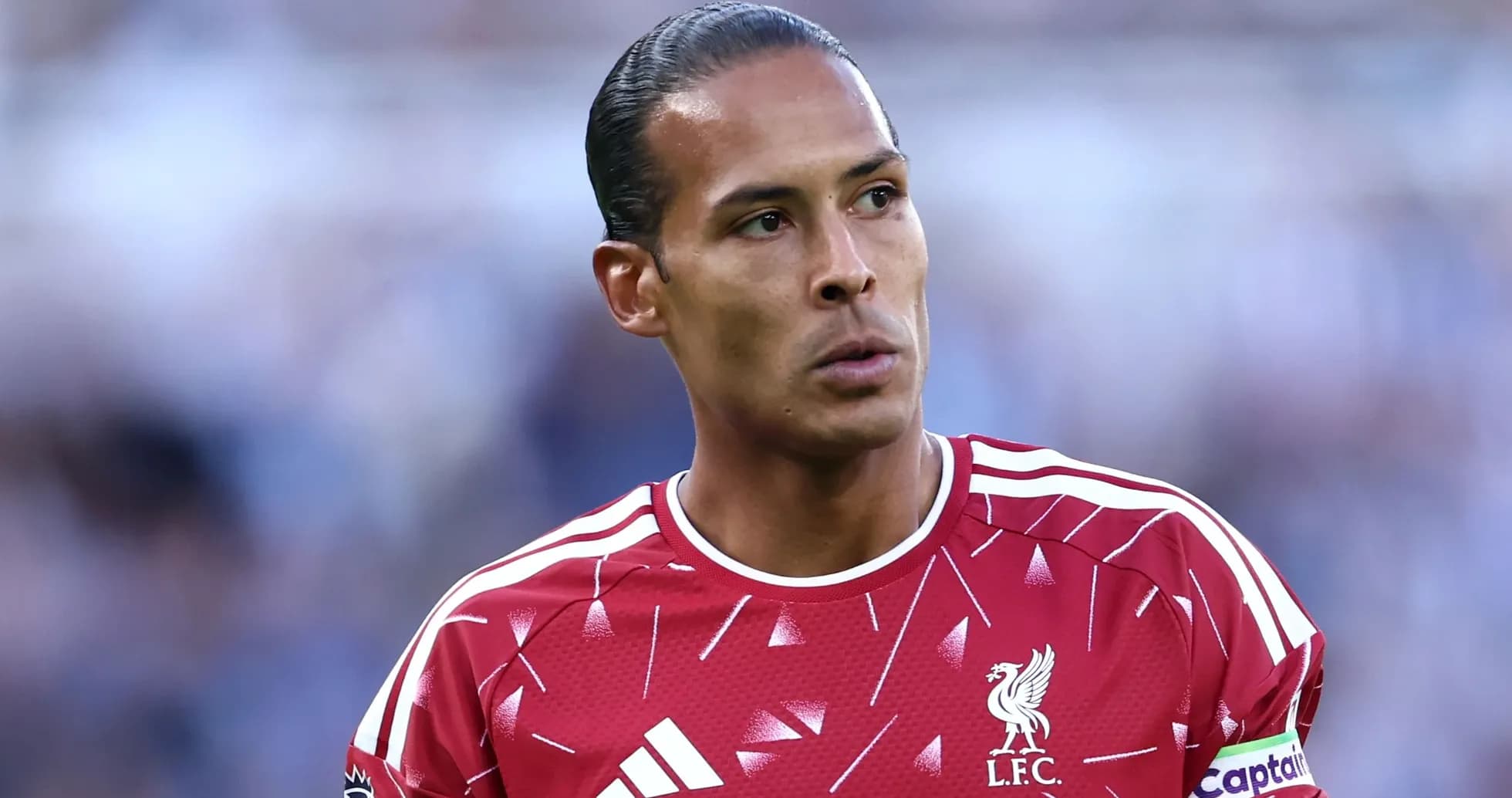 Jugador de Liverpool en camiseta roja durante el partido