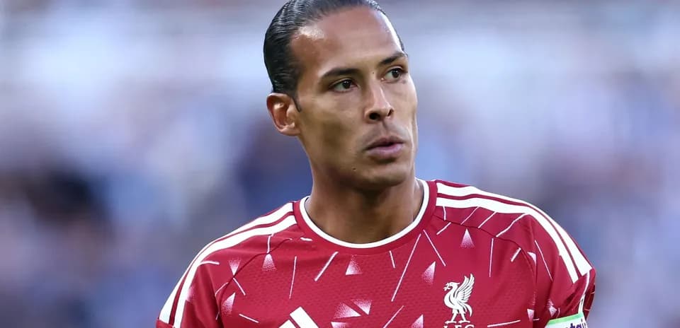 Jugador de Liverpool en camiseta roja durante el partido