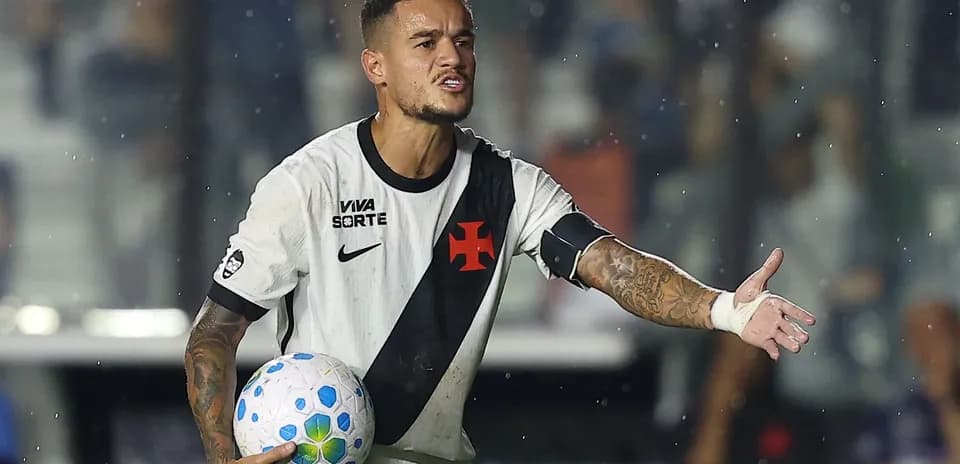 Jugador sosteniendo el balón durante un partido