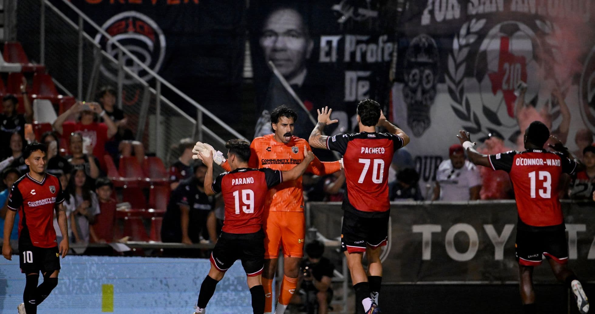Jugadores de San Antonio celebrando un gol
