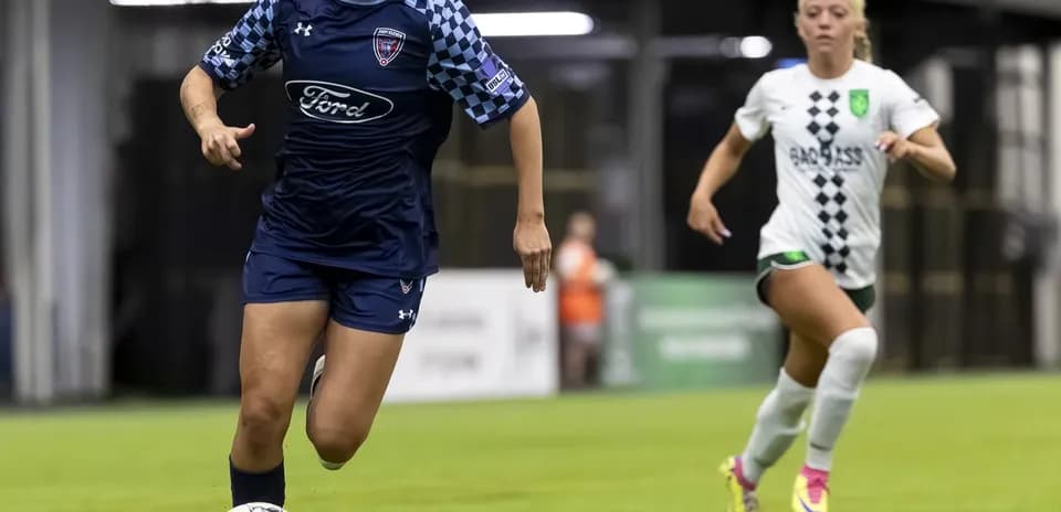 Jugadora de Indy Eleven corriendo con el balón