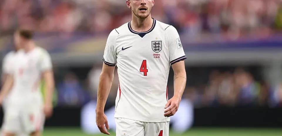 Jugador de Inglaterra caminando en el campo durante partido