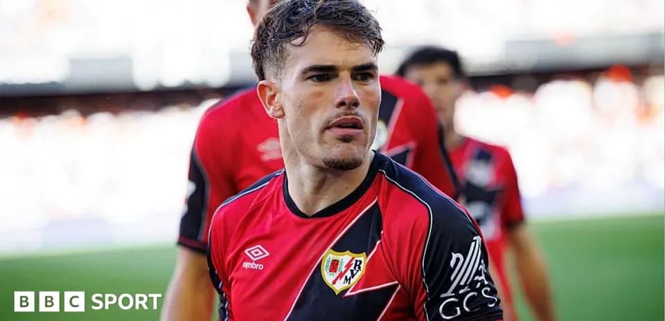 Jugador de Rayo Vallecano en el campo durante partido