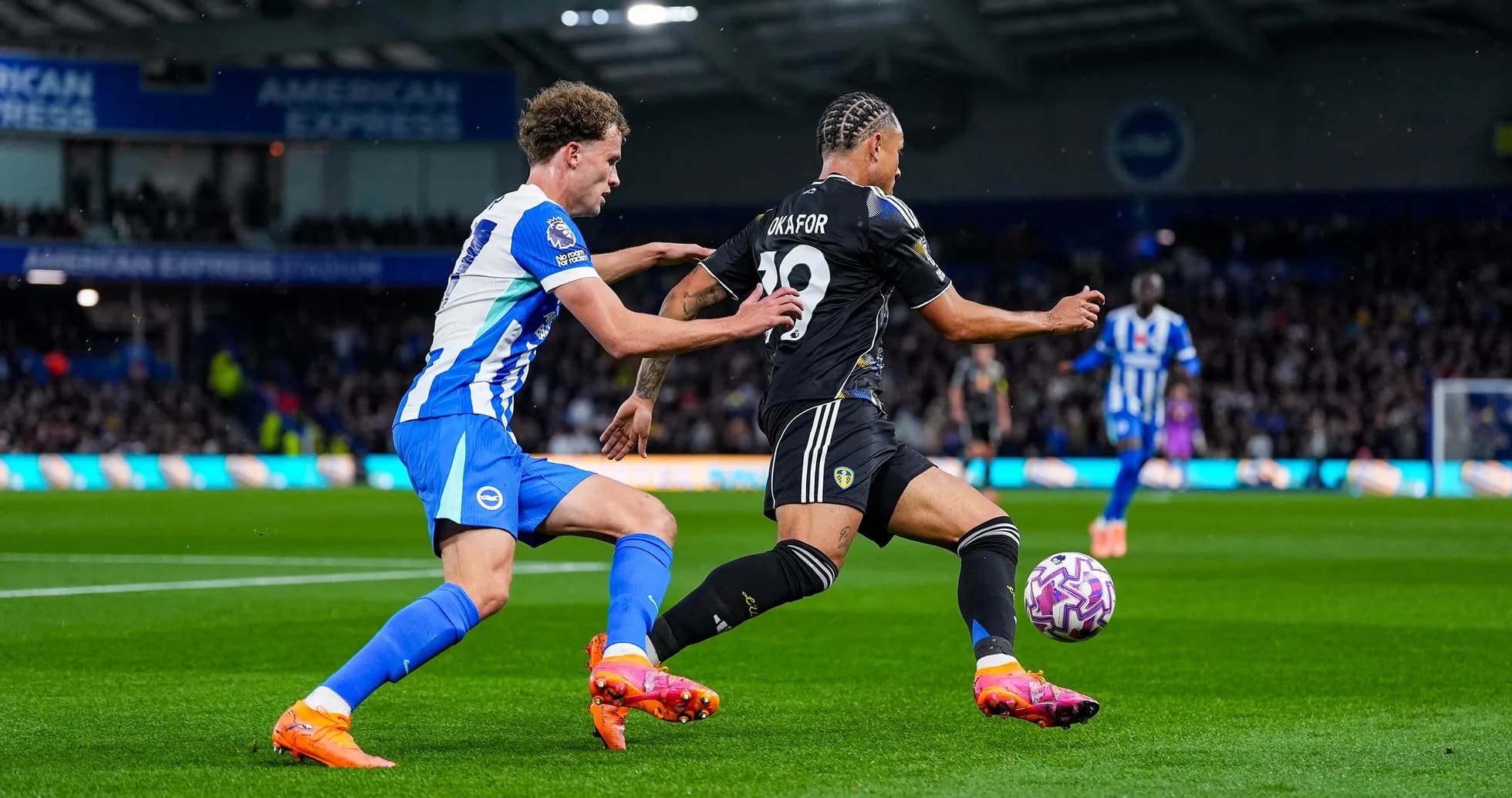 Jugador de Leeds driblando a un rival de Brighton