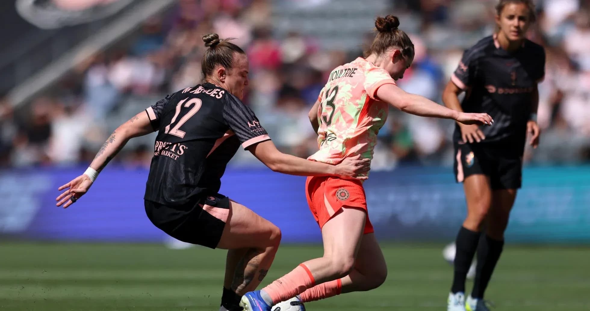 Jugadora de Portland Thorns en acción contra Utah Royals