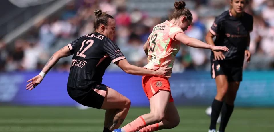 Jugadora de Portland Thorns en acción contra Utah Royals