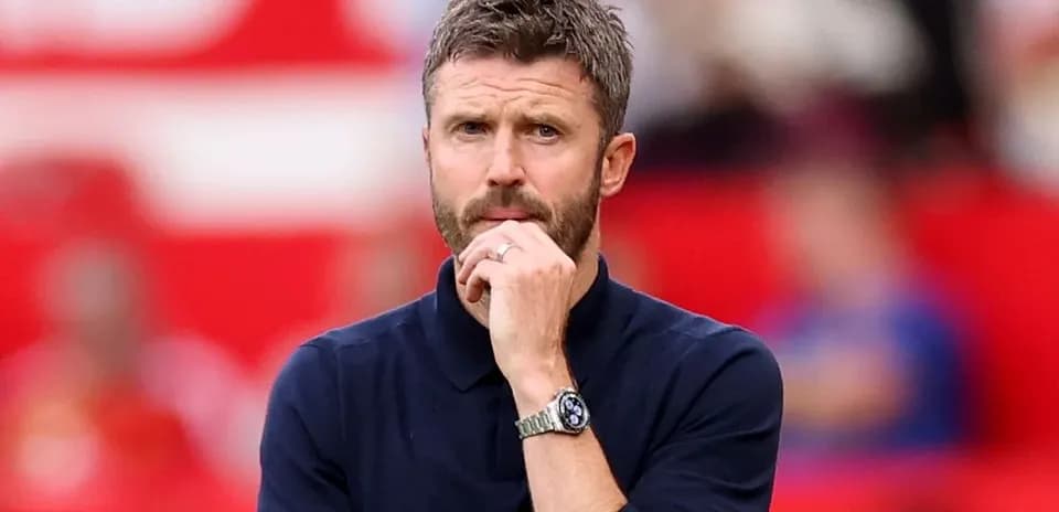 Entrenador observando el partido desde la banda
