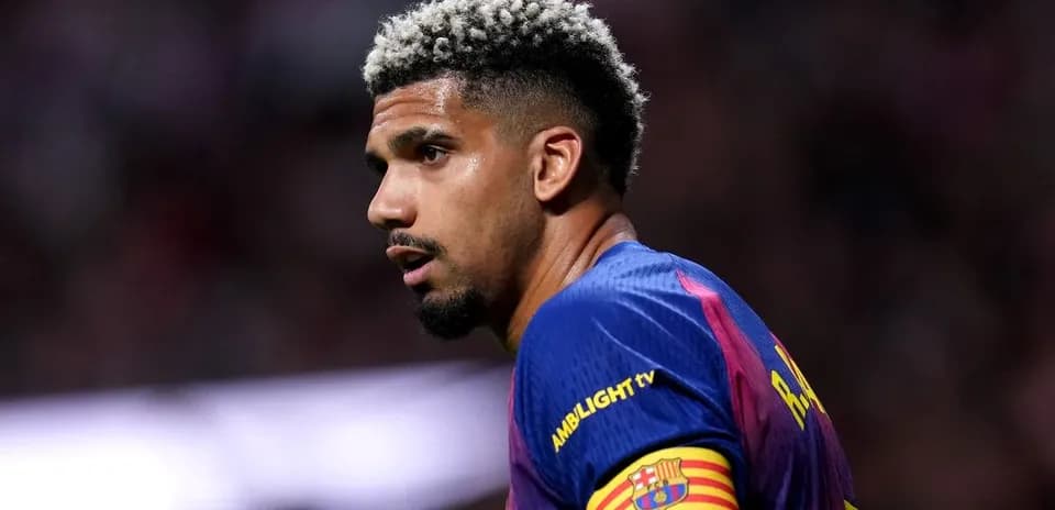 Jugador de Barcelona con uniforme y brazalete de capitán