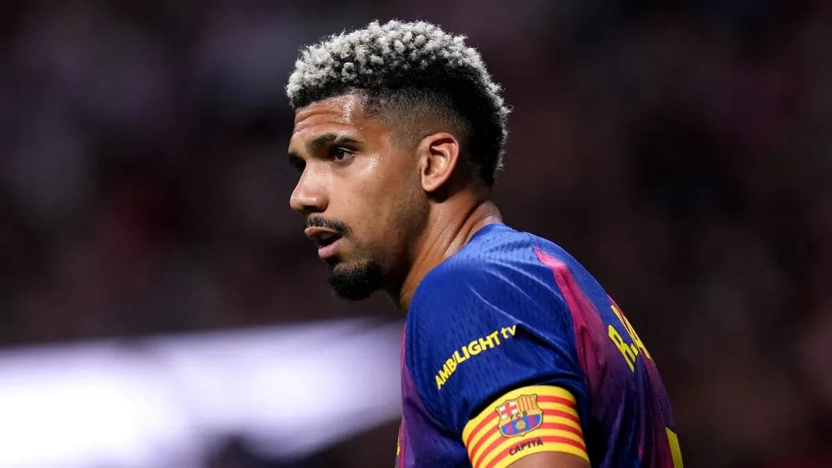 Jugador de Barcelona con uniforme y brazalete de capitán