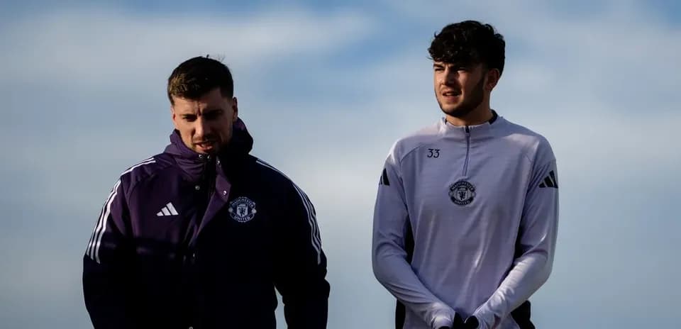 Jugadores de Manchester United caminando en el entrenamiento