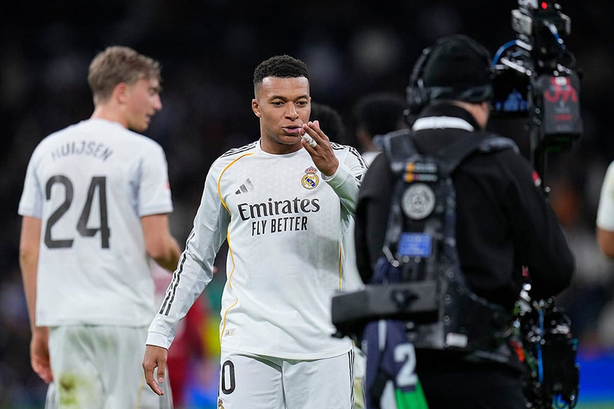 Kylian Mbappé saludando durante el partido